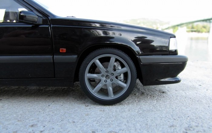 Klasszak a nagy, antracitszínű felnik! A féknyereg és a tárcsa kidolgozása is példás