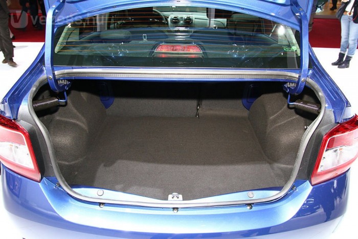 A csomagtartó tágas, de nehezen pakolható a szűk nyíláson át