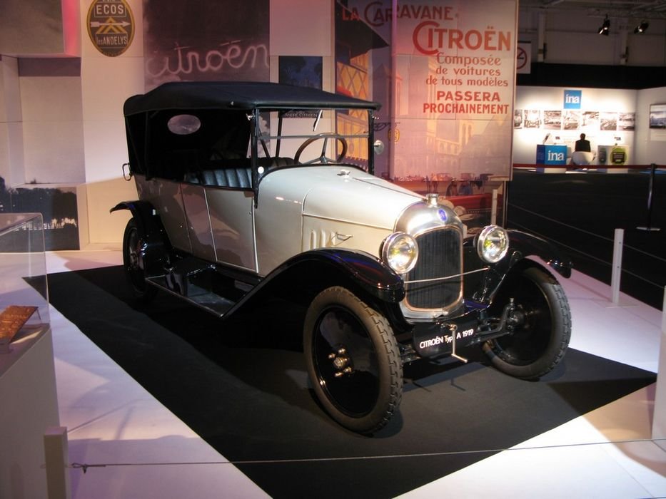 Citroen A 1919-ből, az első nagy szériában készült európai autó. André Citroen csodálta Henry Fordot, hogy képes volt a sorozatgyártást a T-modellel autóknál is bevezetni, s megpróbálta a módszert Európában is bevezetni. Napi 100 darab készült az A-ból, ami azért kicsit elmaradt Ford napi 10 000 darabos kapacitásától