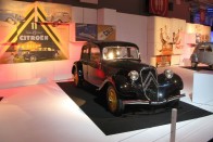 Egy igai négykerekű legenda, a Citroen C11 Traction Avant. 1934-től kezdve több, mint két évtizeden át gyártották a nagyon sikeres típust, amit a DS váltott le 1955-ben. Ma lehetetlennek látszik ennyi ideig piacon tartani egy típust. Ez még az olyan karakteres típusoknál sem volt megvalósítható, mint az első Renault Twingo, vagy a VW Beetle