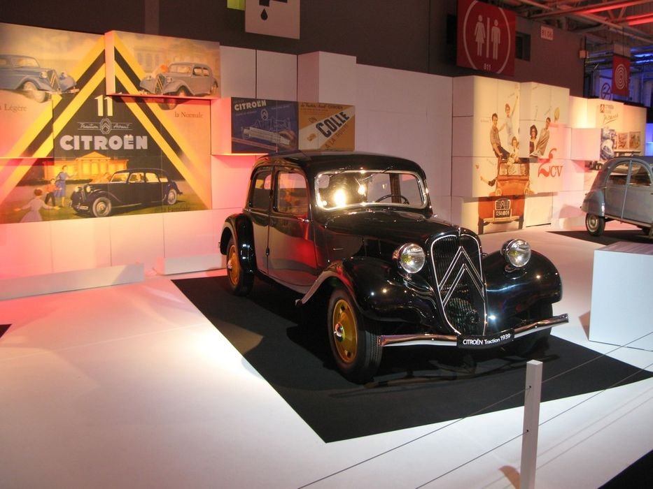 Egy igai négykerekű legenda, a Citroen C11 Traction Avant. 1934-től kezdve több, mint két évtizeden át gyártották a nagyon sikeres típust, amit a DS váltott le 1955-ben. Ma lehetetlennek látszik ennyi ideig piacon tartani egy típust. Ez még az olyan karakteres típusoknál sem volt megvalósítható, mint az első Renault Twingo, vagy a VW Beetle