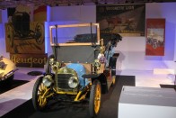 Valaha double phaetonnak nevezték ezt a négyüléses elrendezést. A Peugeot V2C2 ilyen felépítménnyel készült 1909-ben. 1045 köbcentis motorja csak egyhengeres volt, sebességváltója viszont három fokozatú