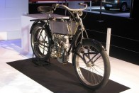 Amikor a Peugeot még motorkerékpárokat (is) gyártott. (Ma robogók készülnek e márkanév alatt.) Ez egy Z jelű típus 1905-ből. Érdemes megnézni a karrengeteget a tankon. Elég dolga akadt a lovasának, biztosan nem unakozott. Motorja egyébként négyütemű, 331 köbcentiméteres, az elérhető legnagyobb sebesség 65 km/h