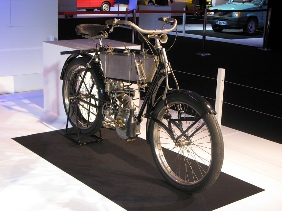 Amikor a Peugeot még motorkerékpárokat (is) gyártott. (Ma robogók készülnek e márkanév alatt.) Ez egy Z jelű típus 1905-ből. Érdemes megnézni a karrengeteget a tankon. Elég dolga akadt a lovasának, biztosan nem unakozott. Motorja egyébként négyütemű, 331 köbcentiméteres, az elérhető legnagyobb sebesség 65 km/h