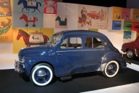 A széles tömegeknek szánt kisautó volt az 1947 és 1961 között több mint egymillió példányban készült, farmotoros, hátsókerék-hajtású Renault CV4, amelynek reklámja - család, 4 kerék - akár kormányprogramnak is beválna