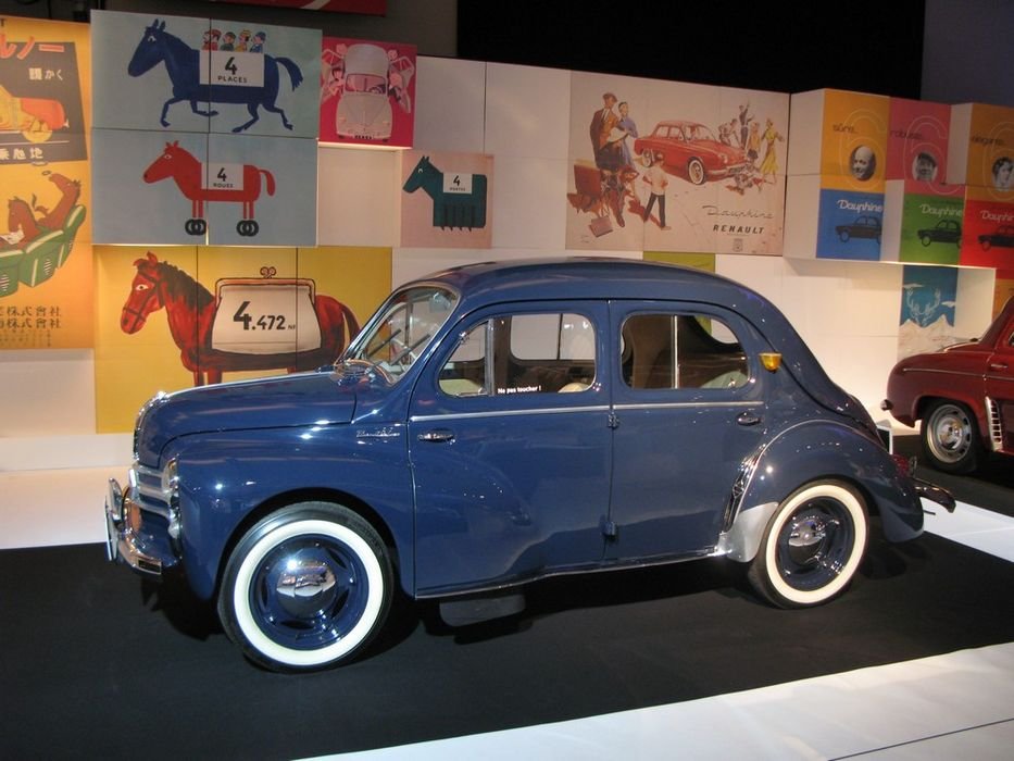 A széles tömegeknek szánt kisautó volt az 1947 és 1961 között több mint egymillió példányban készült, farmotoros, hátsókerék-hajtású Renault CV4, amelynek reklámja - család, 4 kerék - akár kormányprogramnak is beválna