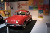 Renault Dauphine 1968-ból, méghozzá Gordini kivitelben. A hátsó kerekeket hajtó 845 köbcentis motorja 27 helyett 36 lóerős, ami 112 helyett 130 km/órás végsebesség elérésére tette képessé francia a kisautót