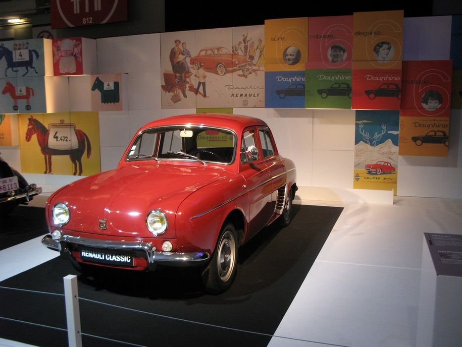 Renault Dauphine 1968-ból, méghozzá Gordini kivitelben. A hátsó kerekeket hajtó 845 köbcentis motorja 27 helyett 36 lóerős, ami 112 helyett 130 km/órás végsebesség elérésére tette képessé francia a kisautót