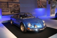 Minden idők talán leghíresebb Renault-ja, az Alpine A110 1300S. Az 1965-ben, a Párizsi Autókiállításon bemutatott sportautó a Renault 8 Gordini módosított, 1255 köbcentis, 88 lóerős motorjával is megfutotta a 200 kilométert óránként