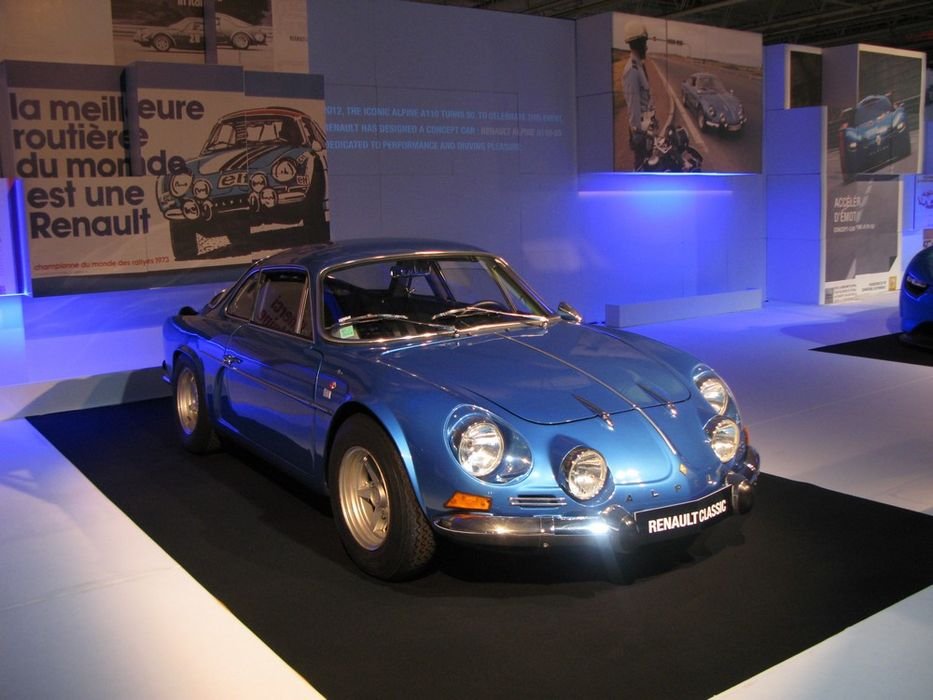 Minden idők talán leghíresebb Renault-ja, az Alpine A110 1300S. Az 1965-ben, a Párizsi Autókiállításon bemutatott sportautó a Renault 8 Gordini módosított, 1255 köbcentis, 88 lóerős motorjával is megfutotta a 200 kilométert óránként