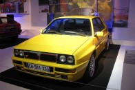 Egy legendás olasz a közelmúltból: Lancia Delta Integrale 1992-ből. Két liter, 215 LE, összkerékhajtás. Raliváltozata 1987 és 1992 között sikert sikerre halmozott