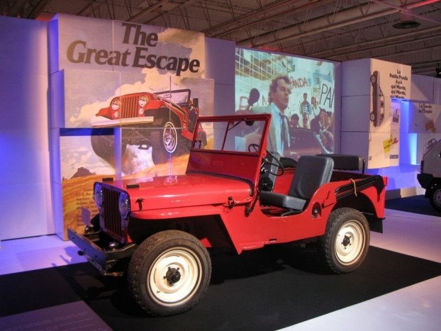 A világ talán legismertebb autója, csak éppen nem pirosban, hanem olívzöldben. A Willy's Jeep katonai használatra született 1961-ben, de a csatazaj elültével a civilek is ráébredtek előnyeire és ezzel egy máig tartó pályafutás vette kezdetét 
