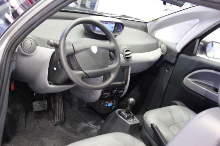 Szedett-vedett alkatrészekből összeütve: Lancia-kormány, Fiat klímakonzol és bajuszkapcsolók, a létező legolcsóbb ülések ki tudja, honnan