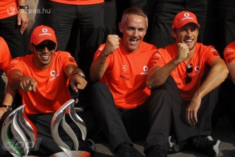 F1: A McLaren nem engedi el Hamilton kezét