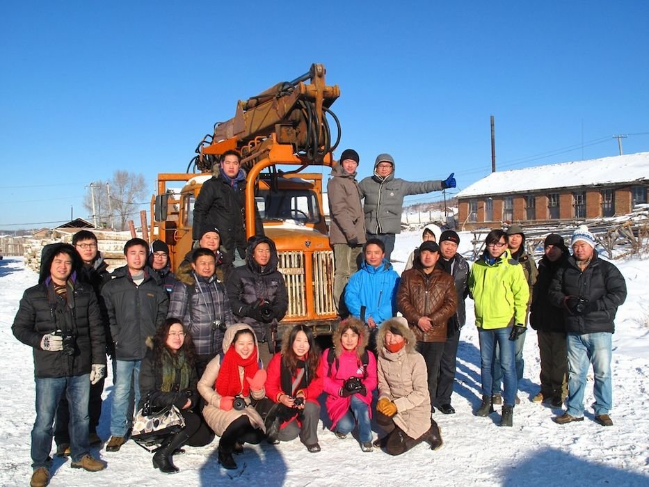 Mandzsúriai csoportkép a Scania LT110 előtt