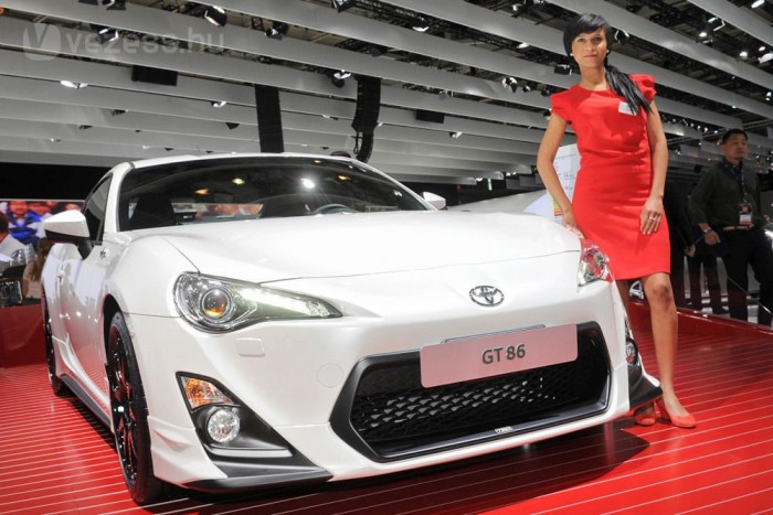 Beültünk az új Toyota Aurisba 5 TRD néven jelent meg a GT86 sportváltozata. Jár hozzá sportfutómű, más az első és a hátsó stabilizátor, a motor sportdobot és sportlégszűrőt kapott. Harapósabb fék, a 18 collos felnik kovácsolt alumíniumból vannak és nem maradt ki a teljes légterelőkészlet