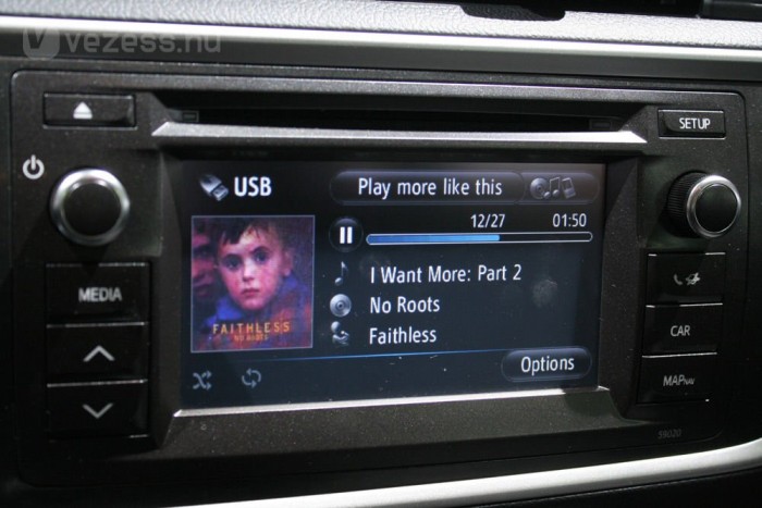 Beültünk az új Toyota Aurisba 13 | Vezess A Yarisból ismerős a Touch&Go érintőképernyős monitor