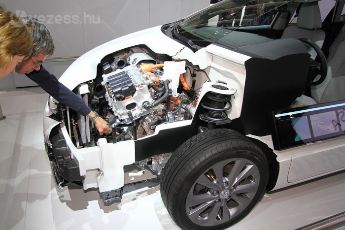 Beültünk az új Toyota Aurisba 6 | Vezess Kategóriájában az Auris Touring Sports lesz az első kombi hibrid hajtáslánccal