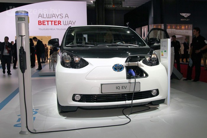 Beültünk az új Toyota Aurisba 14 | Vezess Késznek kész, de a Toyota nem kezdi meg az elektromos iQ EV sorozatgyártását, mert nincs rá kereslet