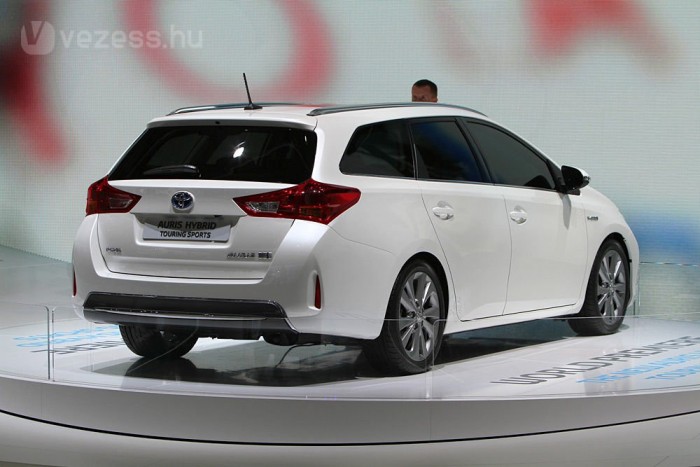 Beültünk az új Toyota Aurisba 7 | Vezess 28,5 centivel hosszabb az ötajtósnál, tengelytávjuk egyformán 260 centiméter