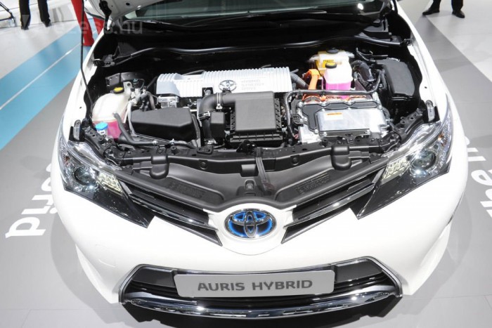 Beültünk az új Toyota Aurisba 8 | Vezess A Prius III hajtásláncát örökölte az Auris HSD