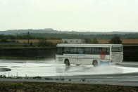 Busszal keresztbe, ahogy a nagyok