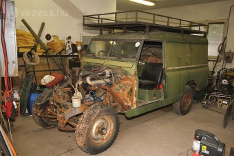 - Mi a hobbid? - A feltámadás!