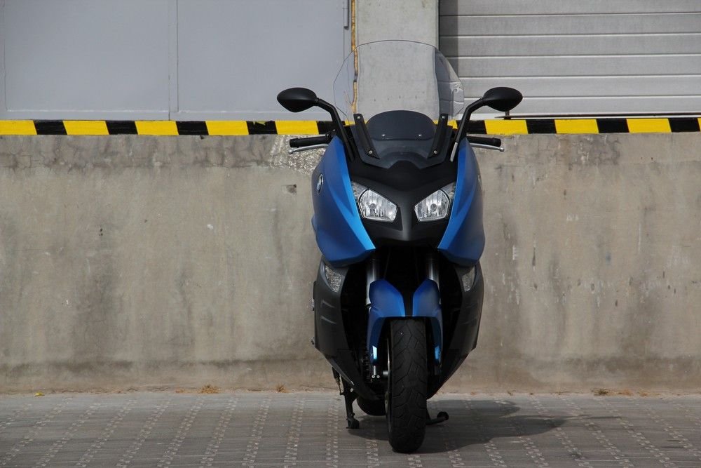 55603_437272_1000x700.jpg | Vezess | Vezess A tükörben megpillantva a ragadozópofát az autósok éppúgy utat adnak, mint a nagyobb BMW-knek