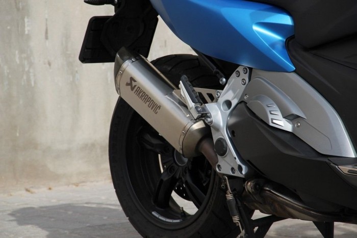 Automata BMW-k, két keréken 10 | Vezess Az Akrapovic dob feláras, érdekesen undorítóvá erősíti a kéthengeres soros motor hangját, de nem antiszociálisan hangos