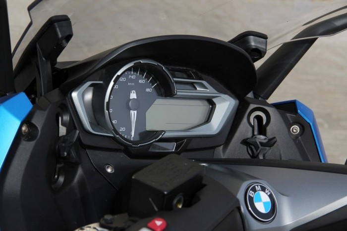 Automata BMW-k, két keréken 11 | Vezess A gyönyörű formájú tekerentyűvel oldható a szélvédő rögzítése