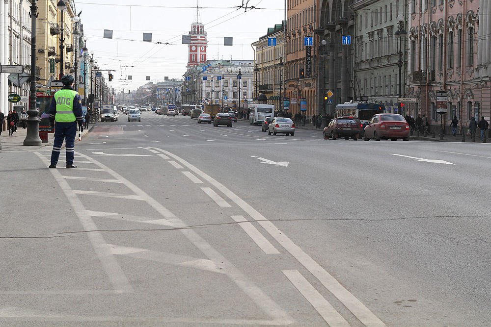 Kisemberre vadászó rendőr. A belső sáv őrültjeire rá sem mer pillantani.