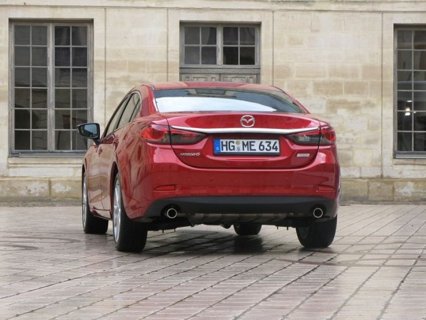 Orra helyett a hátulját hordja jó magasan a Mazda6. Jutott a krómból bőven ide is, a kipufogó - a sportosságot hangsúlyozandó - minden modellen dupla. A magas far miatt korlátozott a hátralátás