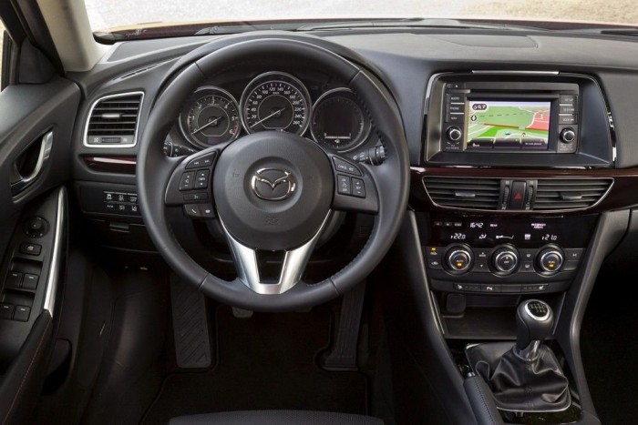 Vezettük az új Mazda6-ost! 3 Ha az embléma nem díszelegne a kormány közepén, akkor is nyilvánvaló lenne, hogy ez Mazda műszerfal. A teteje és utasokkal szembeni része puha, de a többi korábbi 6-osból és a CX-5-ből is ismert kemény műanyagból készült. A kidolgozás kiváló, de a minőségérzet még mindig messze van a német márkáknál megszokottól