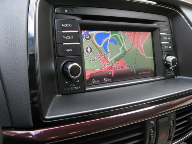 5,8 colos színes érintőképernyő jár a navigációs rendszerhez, ami egyben a dinamikus tolatókamera képernyője is. A navigáció nélküli modellekben az audio rendszert találjuk ugyanitt

