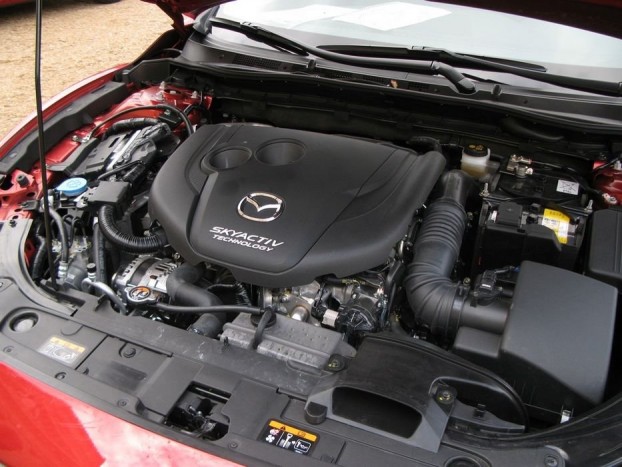 Vezettük az új Mazda6-ost! 6 A 2,2 literes dízelmotor nagyobb teljesítményű kivitelét takarja a műanyag borítás. Teljesítménye 175 LE, a nyomatéka 420 Nm (a kis teljesítményű adatai: 150 LE, 380 Nm). Kis fordulatról nagy erővel húz, elpörgethető 5000/perces fordulatig, és bár morgós a hangja, de nem hangos. (Hatfokozatú kézi váltóval a végsebesség 223 km/h, a gyorsulási idő 0-100 km/h között 7,8s, az átlagfogyasztás 4,5 l/100 km.)