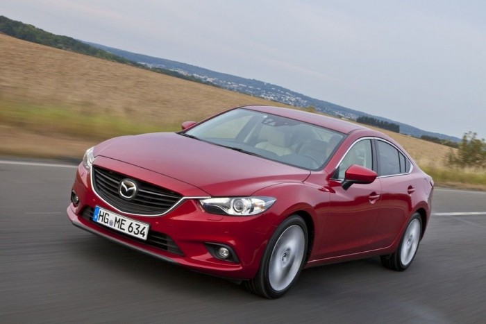 Vezettük az új Mazda6-ost! 7 Mintha egyetlen darabból formálták volna, olyan merev a négyajtós karosszéria. A rugózás elviselhető mértékben feszes, a kormány közvetlen (két és félnél alig többet forduló) és pontos, ezért abszolút kiszámíthatóan terelhető vele ívről-ívre a 6-os, viszont nagy a rásegítése (azaz könnyű) és ezért nem szállít sok visszajelzést. A fék viszont remek, hatásos, adagolható és érezhető