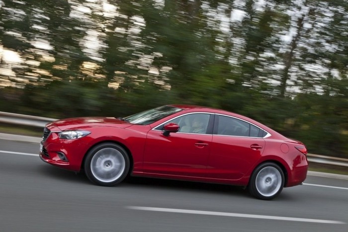 Vezettük az új Mazda6-ost! 8 Ebből a nézetből jól látszik, hogy hátrébb tolták az utastér tetejét. Így sportosan hosszú lehet a motorház-tető, és még a kilátás is javult előre-oldalt, ami annak is köszönhető, hogy az ajtóra tették a visszapillantó tükröt. A körülbelül 10 centivel közelebb húzott szélvédő miatt viszont romlott elöl a térérzet