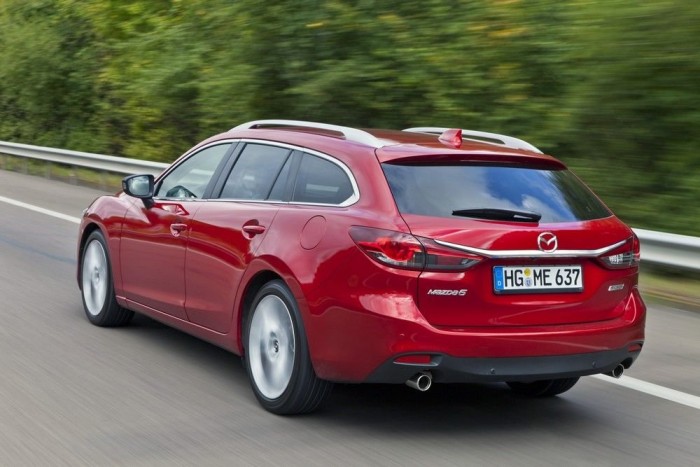Vezettük az új Mazda6-ost! 9 Mivel nincs ötajtós karosszériaváltozat, ezért aki praktikus 6-ost szeretne, csak a kombit választhatja. Ez is szépre sikerült, a csomagtartója ugyan az 522 literével nem sokkal nagyobb a négyajtósénál (489 l), de a nagy ajtó miatt sokkal könnyebben pakolható és nagyobb tárgyak is szállíthatók benne. Jó ötlet az ajtóval együtt felemelkedő roló