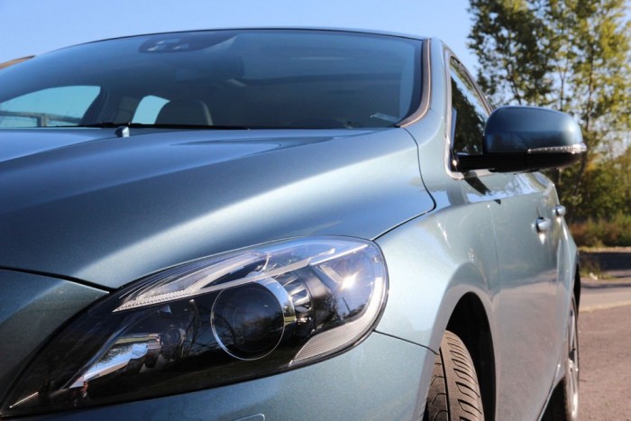 A világ első autójaként a szélvédő tövéből előugró légzsákkal védi a véletlenül elé vetődő gyalogost