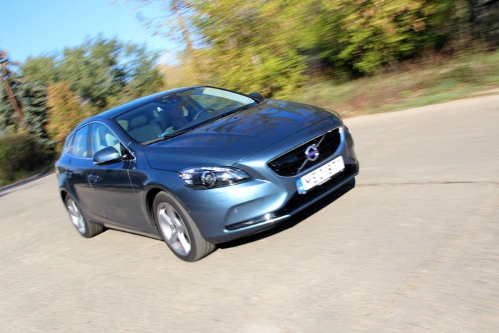 Érdekesett lépett a Volvo: a C30-S40-V50 triót olyan modell váltja le, amely egyikre sem hasonlít. A Volvo V40 a legkülönlegesebb prémium kompakt autó.