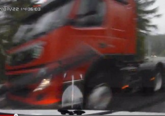 Halálos pördülést élt túl az autós