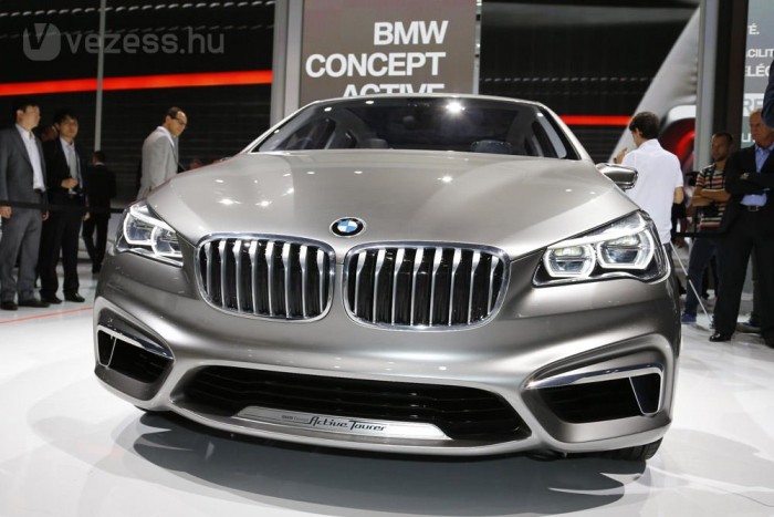 Ez is BMW: egyterű, három hengerrel 12 | Vezess Szemből lehetne X1 vagy X3 is. A 190 lóerős tanulmány benzines turbómotorja háromhengeres és az első kerekeket hajtja, a hátsókat a hibridhajtás villanymotorja forgatja. Százra gyorsulása nem egészen 8 másodperc, benzinfogyasztása 2,5 liter/100 km, mert villanyautóként is elmegy 30 kilométert a konnektorról tölthető akkumulátorral