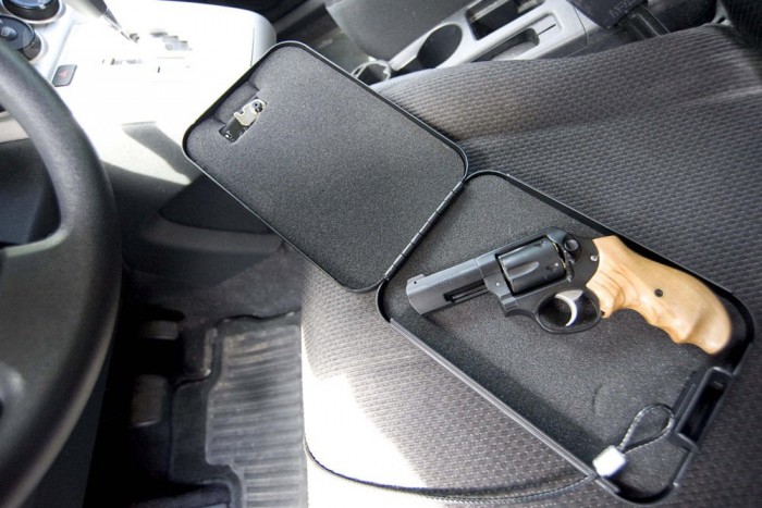 Pisztoly a használt kocsihoz a rendőrségtől