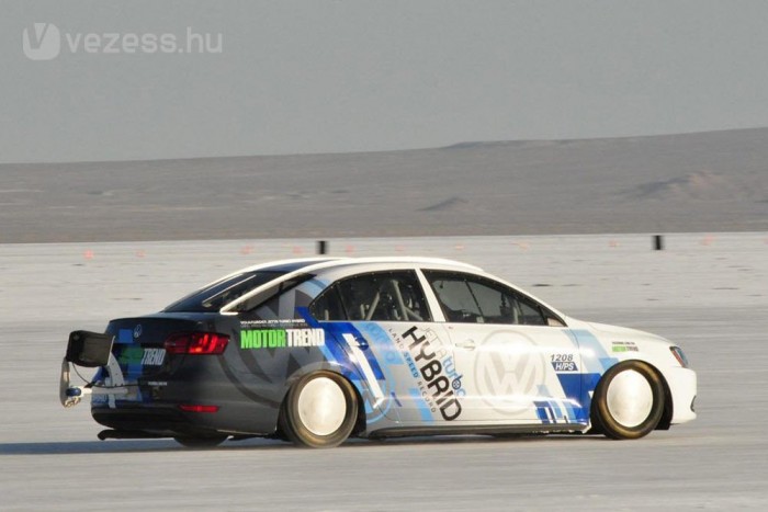 Háromszázzal hasított a VW hibrid 6