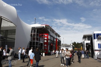 F1: A Red Bullt kihagyták a buliból