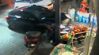 Porschéval rombolt boltot a részeg focista