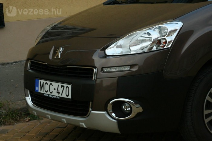 Szemből a fényszórókon, a LED-es nappali menetfényen, az új tükrökön valamint a módosított emblémán és lökhárítón látszik az átdolgozás