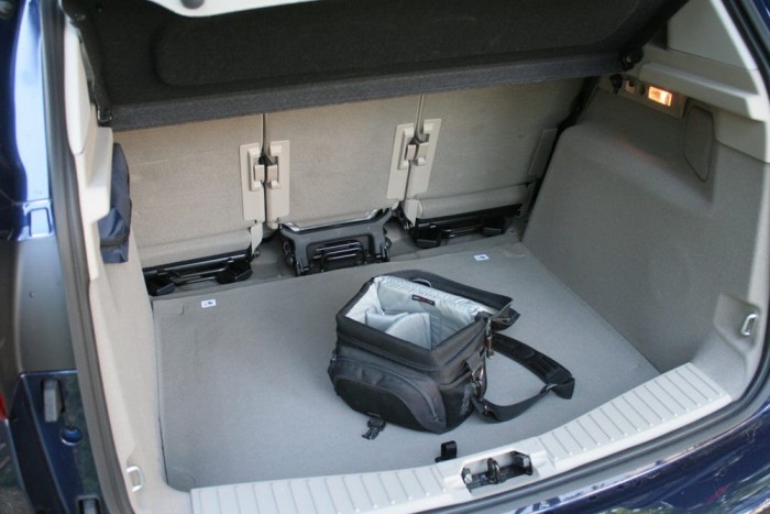 471 literes a csomagtér. A kategória legjobb ár/érték arányú egyterűjében, a kisebb Scenicben 522 liter