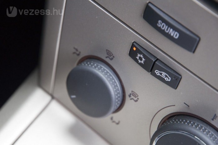 Opel Astrába ülnek a magyar rendőrök 11 | Vezess Puritán felszereltségű autókat kapnak a rendőrök, de légkondicionáló lesz bennük