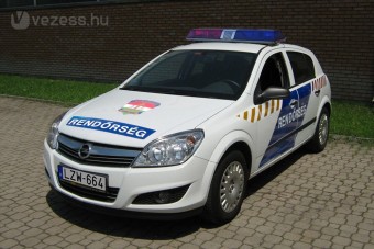 Opel Astrába ülnek a magyar rendőrök